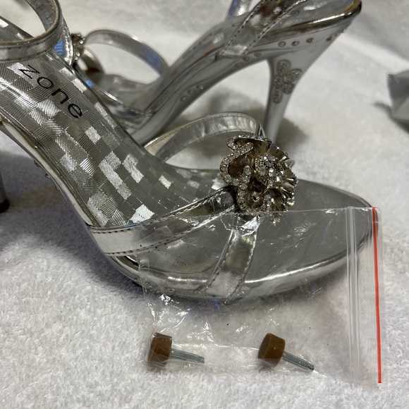 Silver Heels, size 6 - Picture 10 of 12